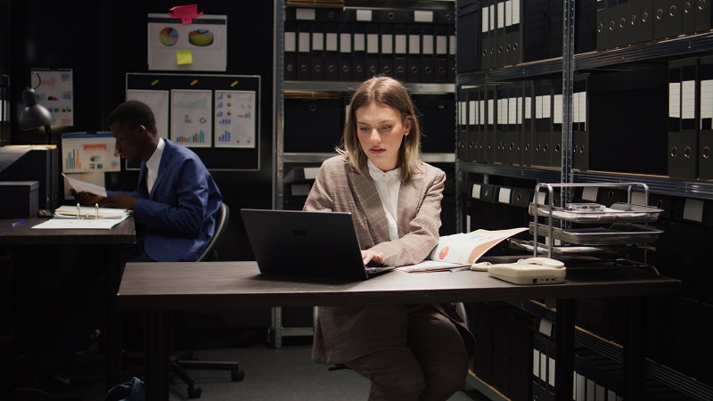 Top Risks of In‑House Legal Research & How Outsourcing Helps