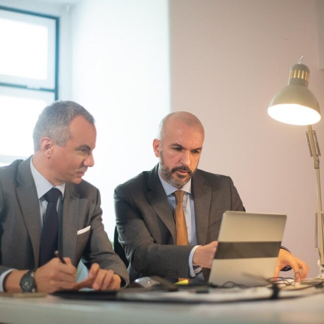 How Contract Lifecycle Management (CLM) Reduces Legal Risk for Corporations